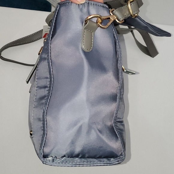 Gray nylon shoulder bag with crossbody strap. - Picture 5 of 7